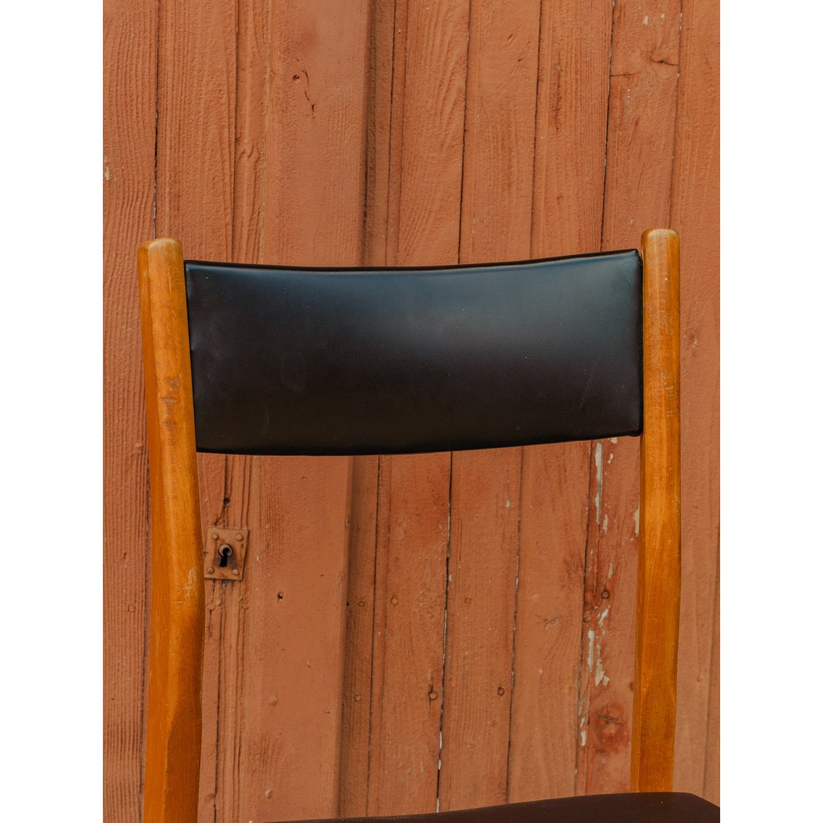 Chaise en bois et cuir noir Alma N°2080 - Bon état bois foncé, DEBONGOUT