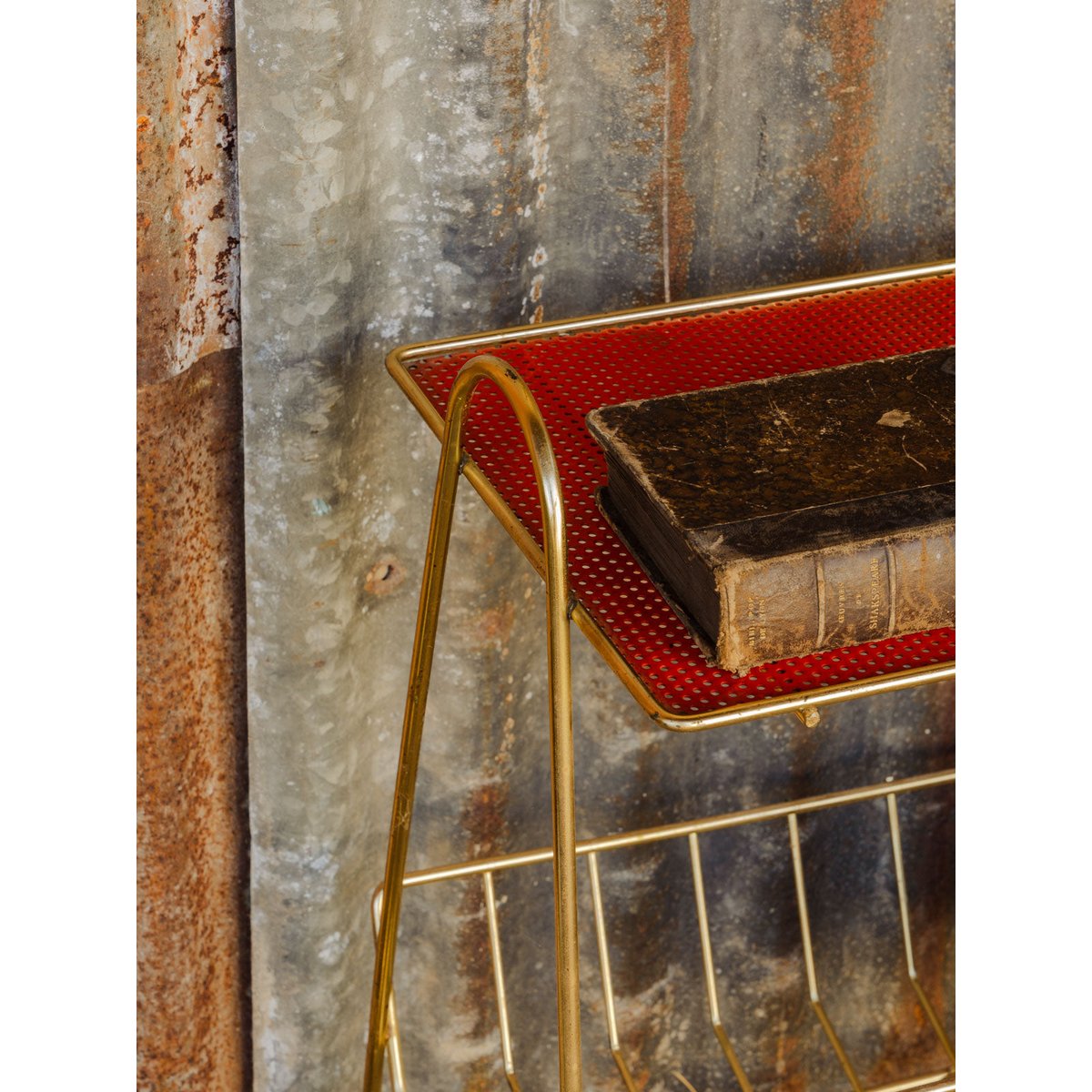 Table d'appoint en métal doré et orange Hanna N°1606 - Bon état doré, DEBONGOUT