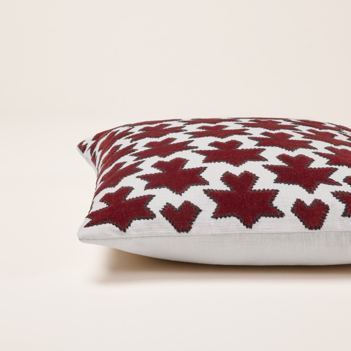housse de coussin en Velours de coton appliqués et point lancé noir KAKTUS rouge sangria, MADURA