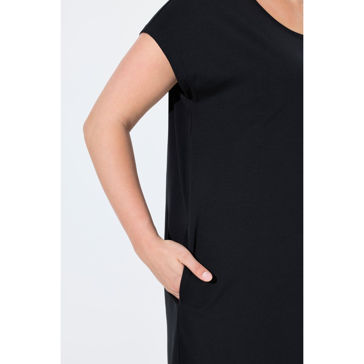 Robe oversize en jersey. Décolleté rond et noir, ULLA POPKEN