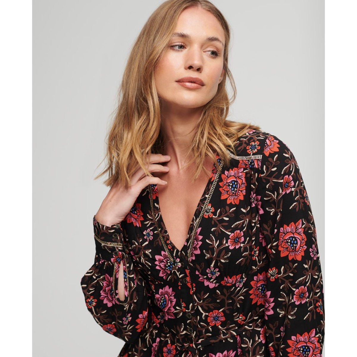 Robe courte fluide imprimée à col V marron fleuri mori, SUPERDRY