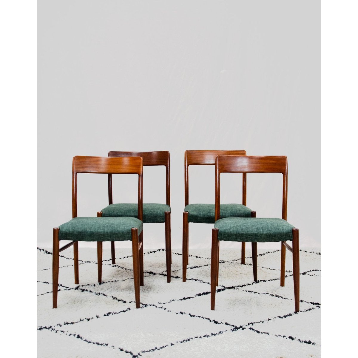 Lot de 4 chaises en teck et tissu Alma N°2134 - Bon état bois foncé, DEBONGOUT