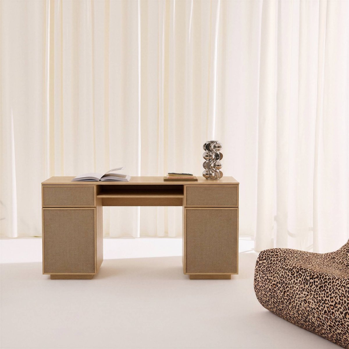 Bureau décor bois et tissu 2 portes 2 tiroirs 1 niche 140cm KUBA noyer, SWEEEK