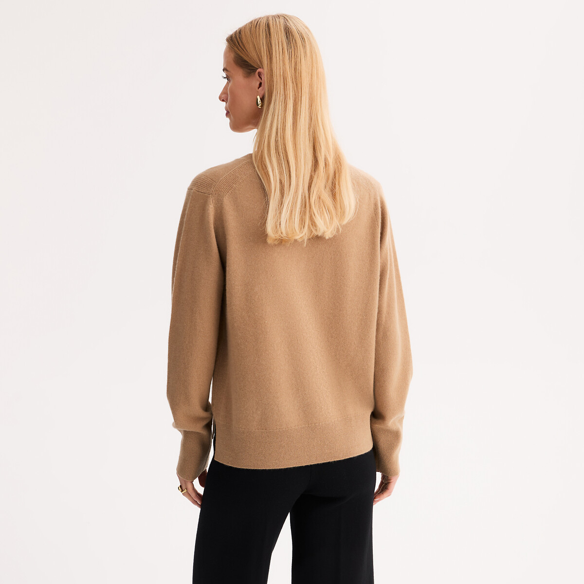 V-Neck Cashmere Jumper in Fine Knit camel, ANNE WEYBURN