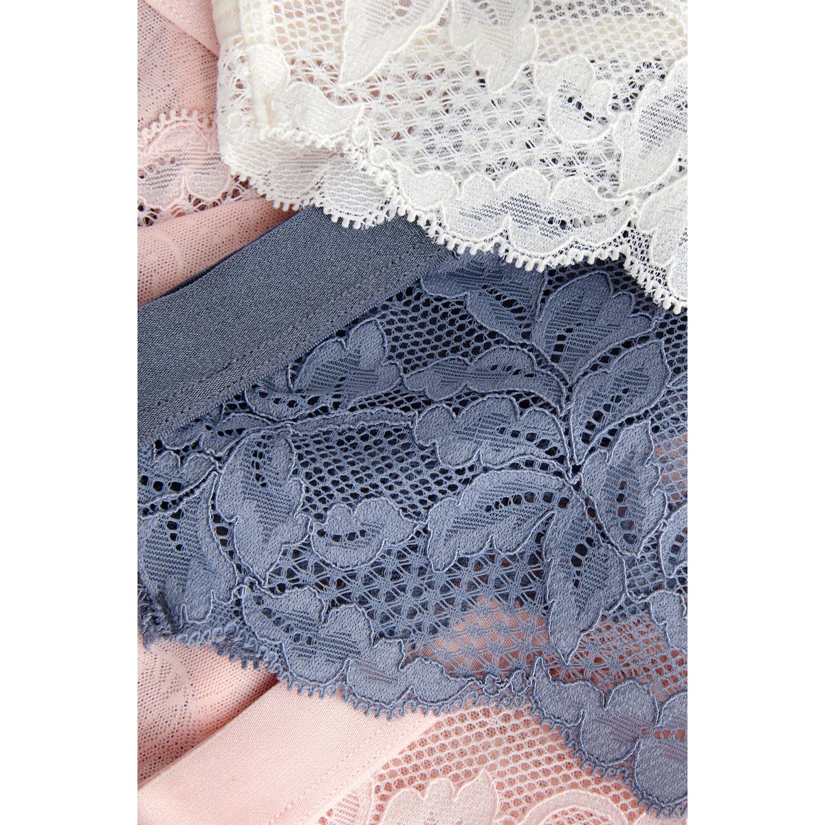 Culottes échancrées en dentelle, lot de 3 marine/rose/crème, NEXT