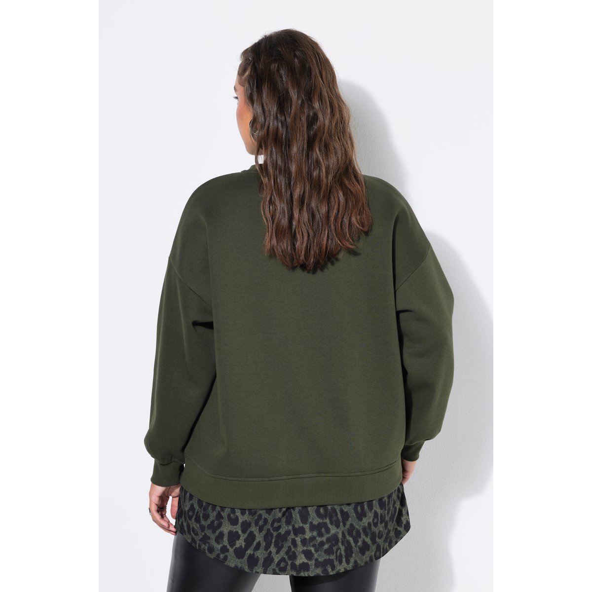 Sweat-shirt oversize, base chemisier arrondie olive foncé, STUDIO UNTOLD