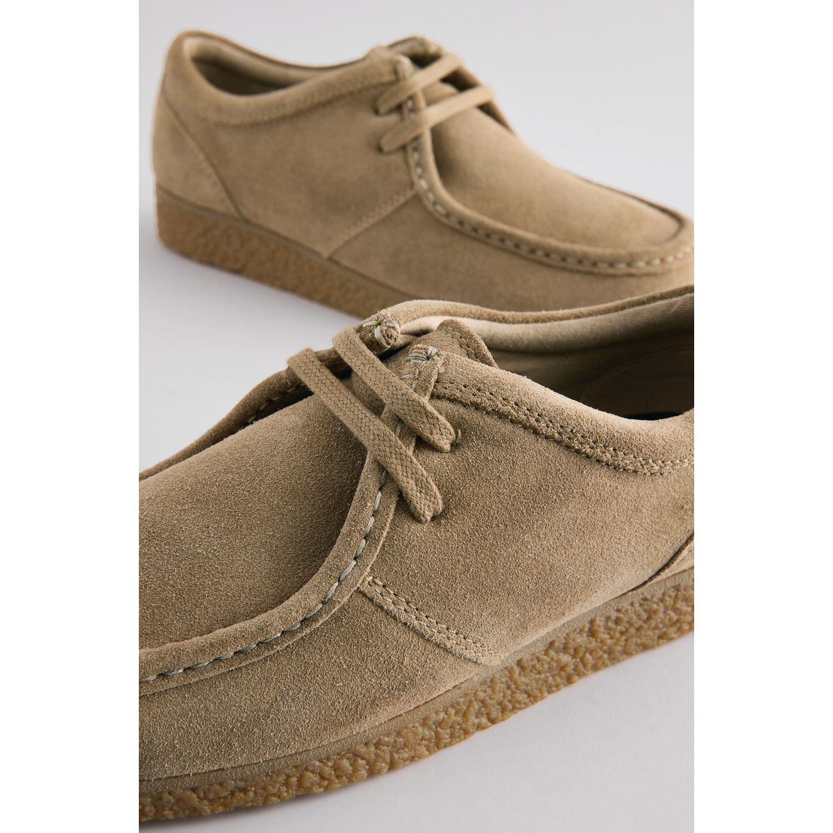 Chaussures en daim avec plastron grège, NEXT