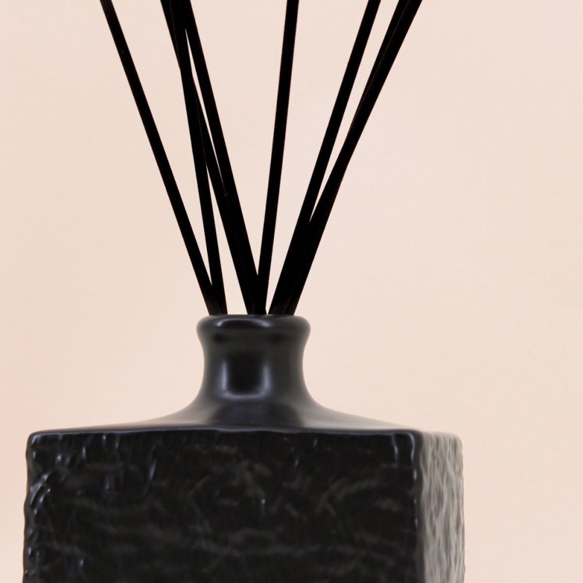 Diffuseur d'odeur design "Hiver boisé" 350ml noir, ORNAMI