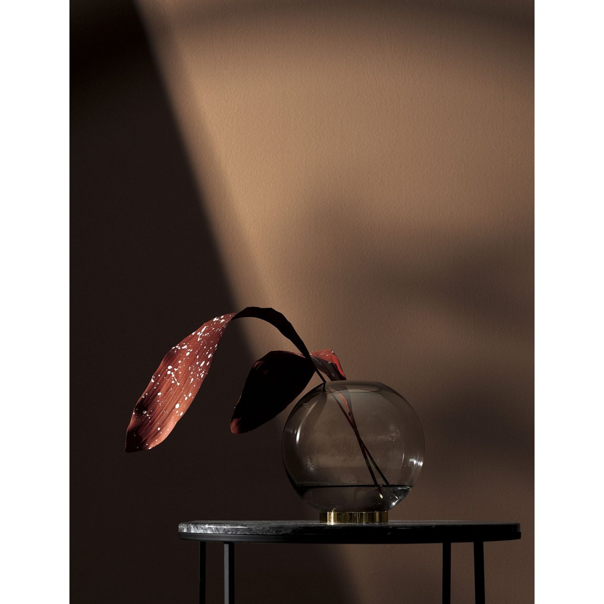 Vase Globe Verre et Laiton Large Diam 21 cm noir, AYTM