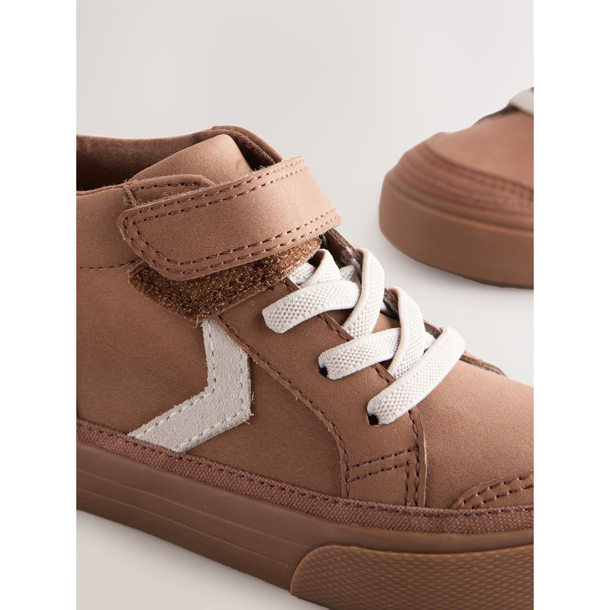 Bottines à chevrons avec scratch et lacets marron fauve, NEXT