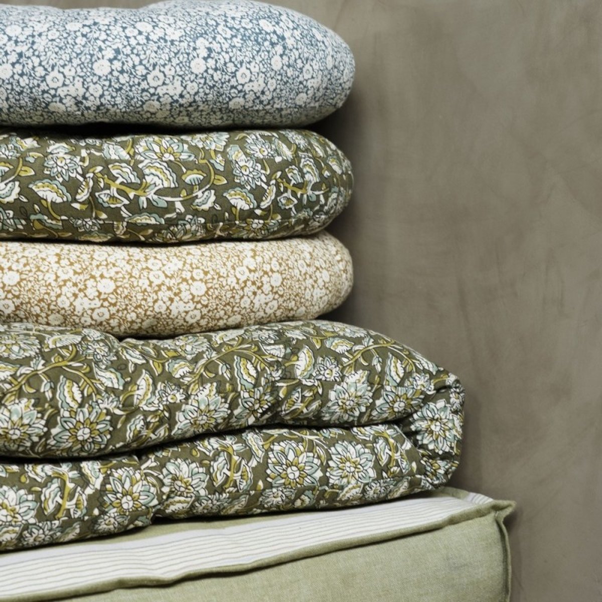 Coussin de chaise coton imprimé petites fleurs bleu, MADAM STOLTZ