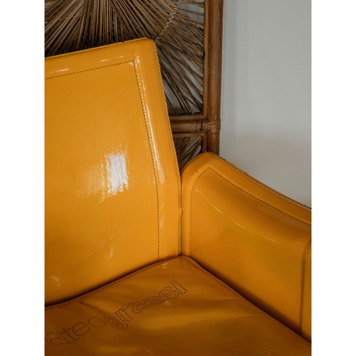 Paire de fauteuils en cuir jaune Jakob N°1240 - Bon état jaune, DEBONGOUT