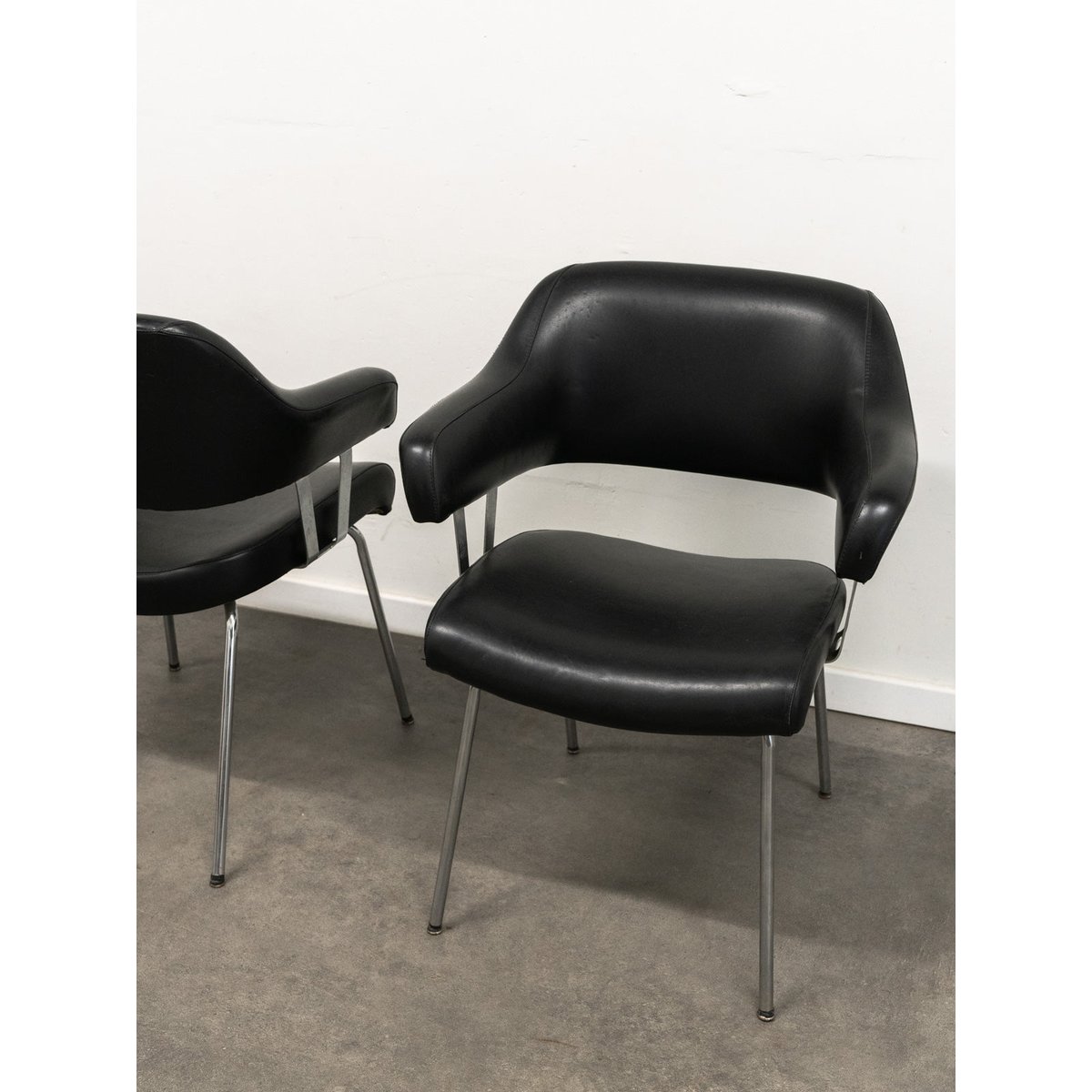 Paire de fauteuils en skaï et métal Jakob N°1289 - Bon état noir, DEBONGOUT