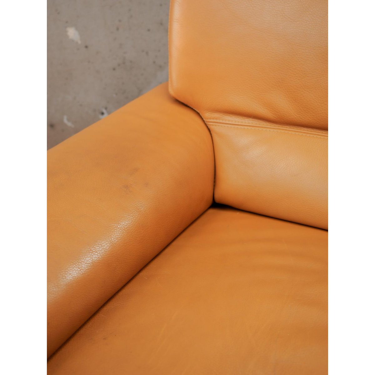 Lot de 2 fauteuils style années 80 Ernest N°1055 - Bon état marron, DEBONGOUT