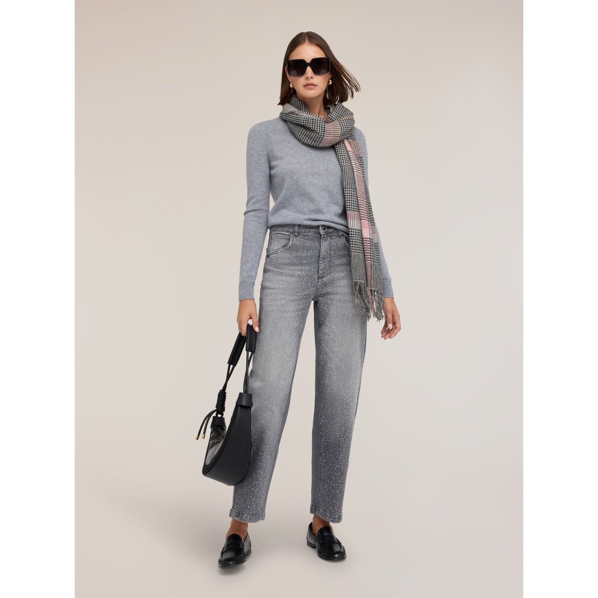 Pull ras du cou gris, MOTIVI