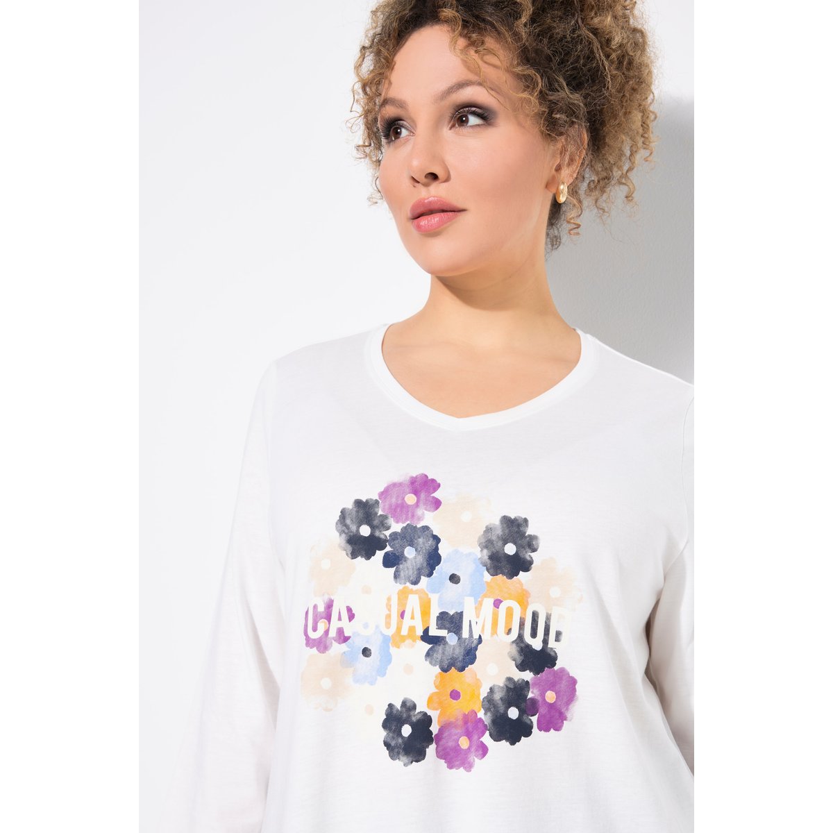 T-shirt à fleurs, col en V et manches 3/4 blanc cassé, ULLA POPKEN