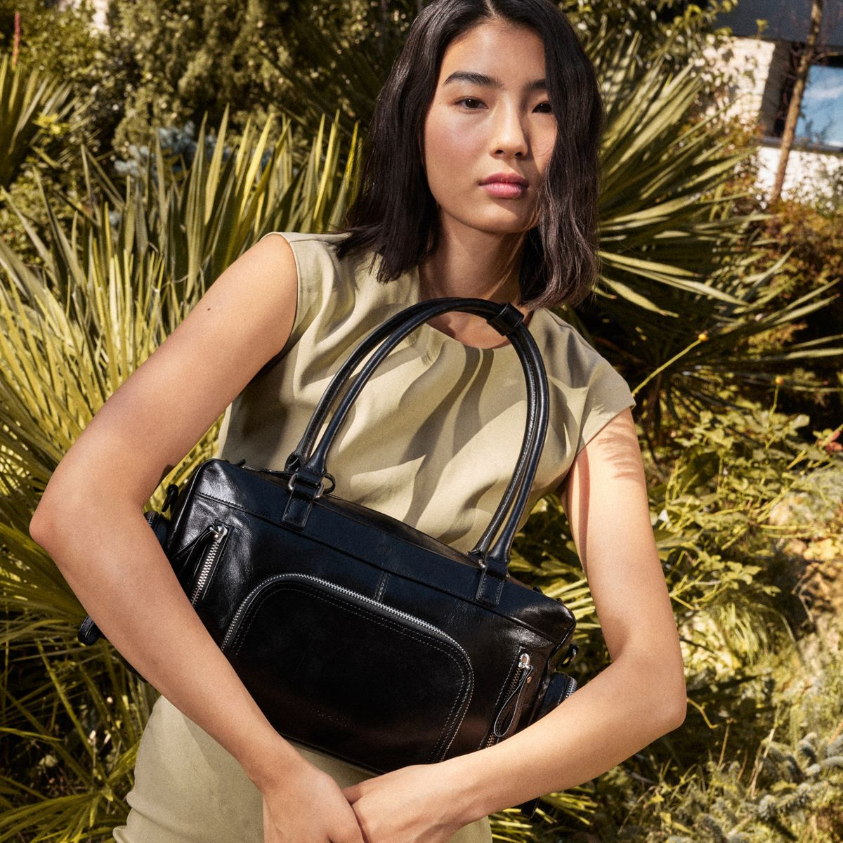 Sac à main en cuir lisse avec bandoulière MACY POCKET noir, NAT & NIN