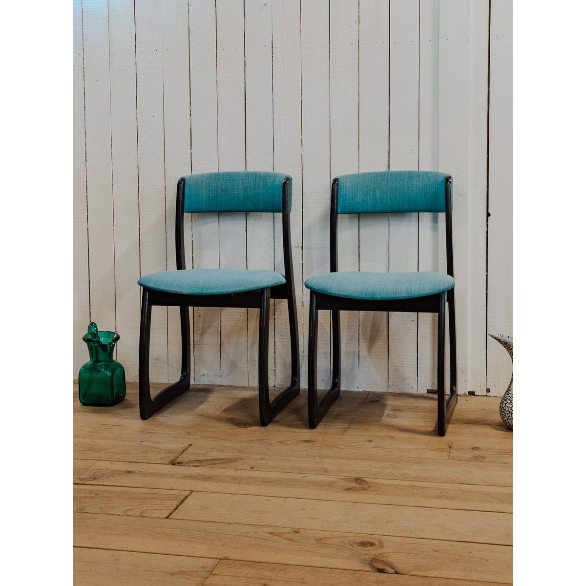 Paire de chaises en bois et tissu Alma N°1693 - Bon état bleu clair, DEBONGOUT