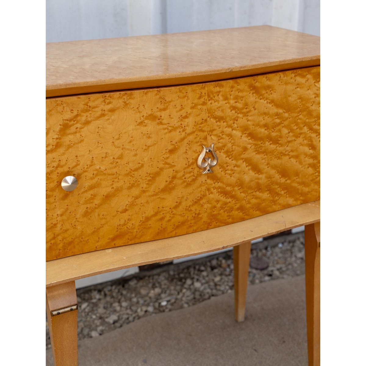 Table de chevet en loupe de bois Maïa N°1538 - Bon état bois clair, DEBONGOUT