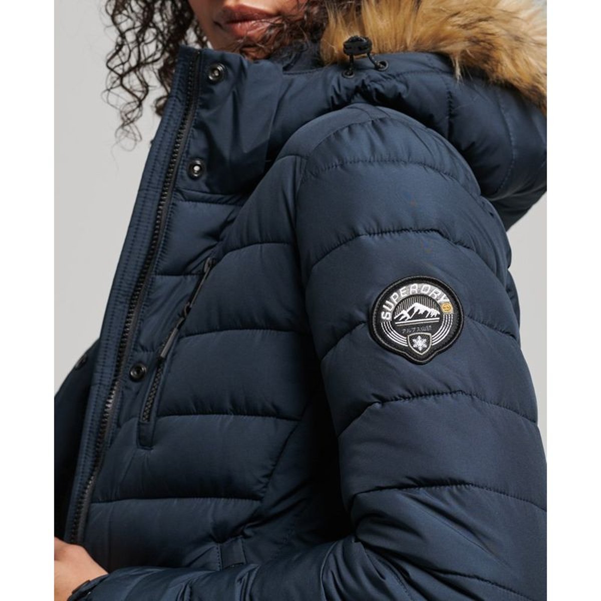 Doudoune longue et légère à capuche avec imitation fourrure bleu marine éclipse, SUPERDRY