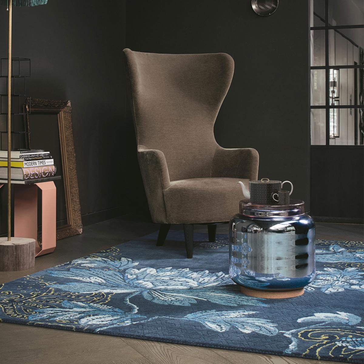 Tapis salon et chambre fait à la main en laine motif floral FABLED bleu marine, bleu, UN AMOUR DE TAPIS