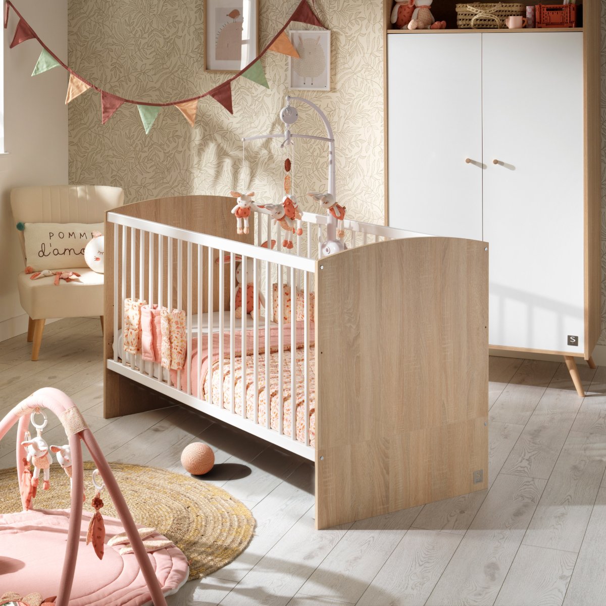 Chambre bébé trio: Lit bébé 70x140 évolutif, commode à langer 3 tiroirs et armoire 2 portes décor bois chêne et blanc blanc/marron, SAUTHON