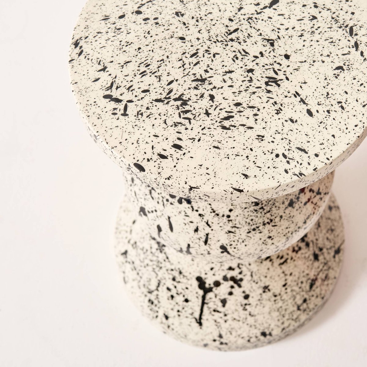 Table d'appoint, bout de canapé, table de chevet acier émaillé, motif moucheté Ø33 x H 47cm ZINA noir, SWEEEK