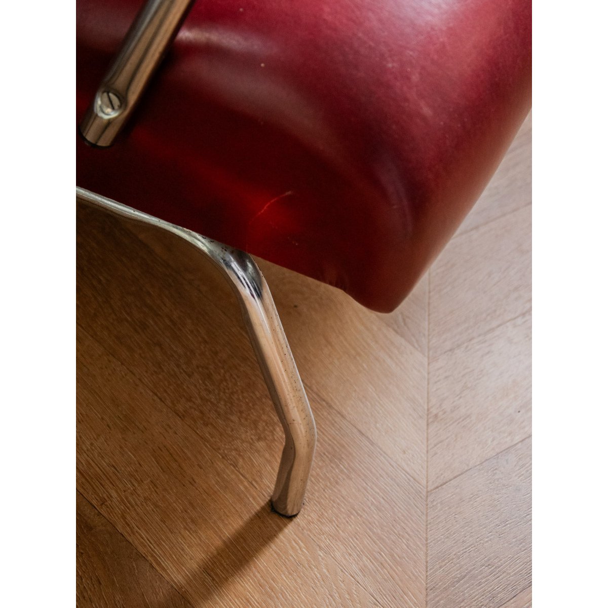 Fauteuil chromé en simili cuir rouge Jakob N°833 - Bon état rouge, DEBONGOUT
