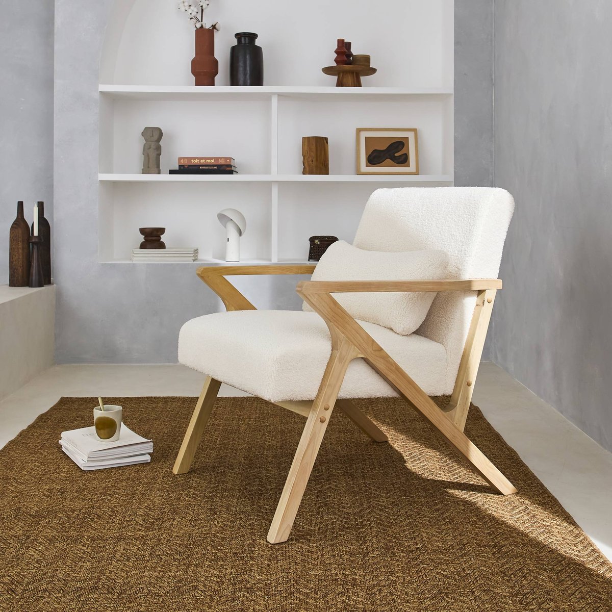 Fauteuil scandinave bois d'hévéa et bouclette ANTOINE crème, SWEEEK