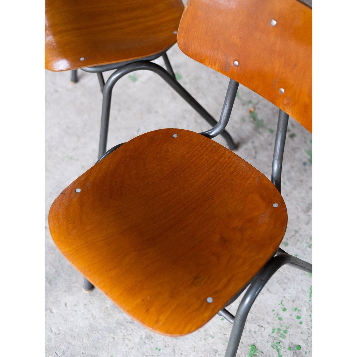 Chaise d'école au style industriel Alma N°2045 - Bon état bois clair, DEBONGOUT