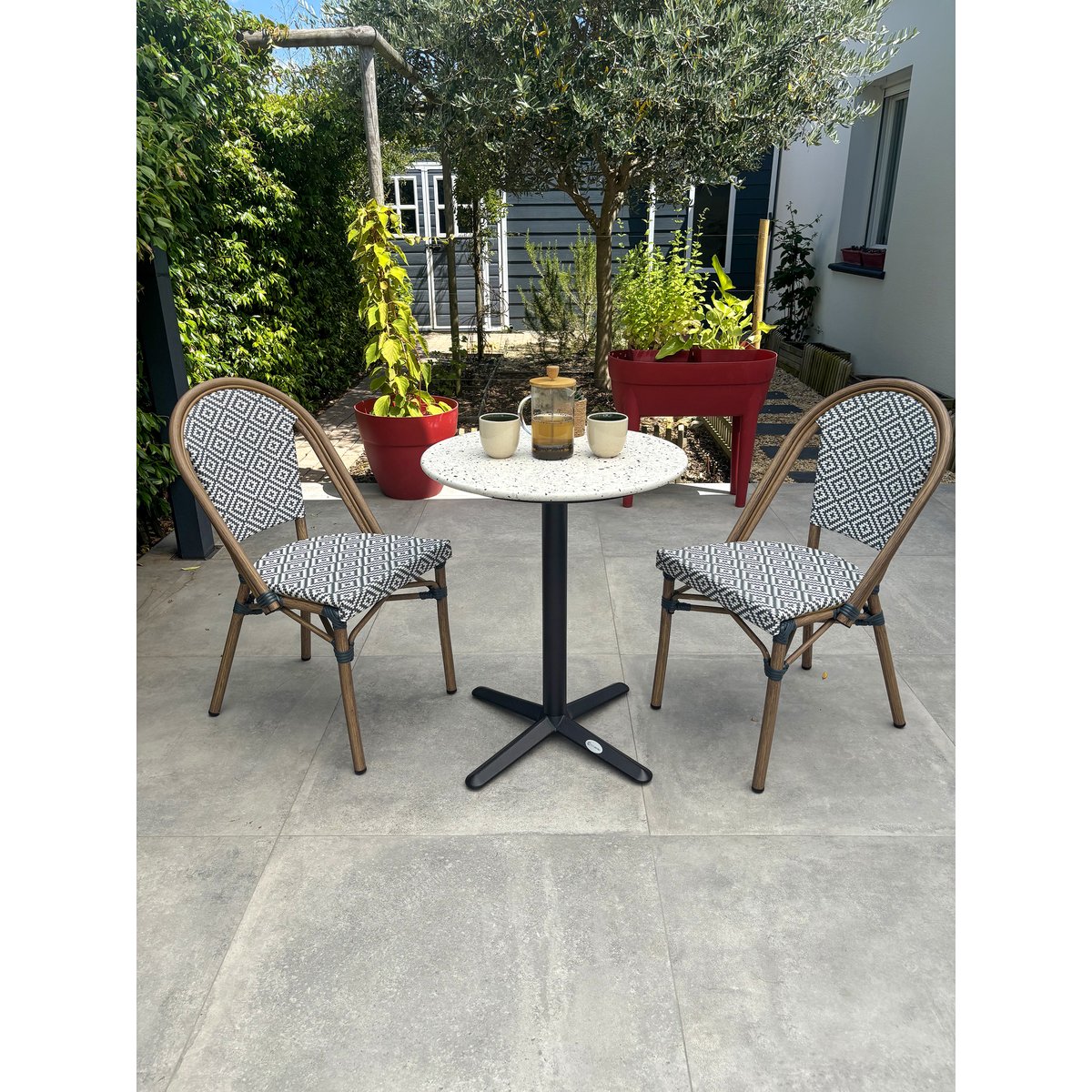 Ensemble repas de jardin 2 places en acier et plateau rond terrazzo BISTRO bleu marine, CITY GARDEN
