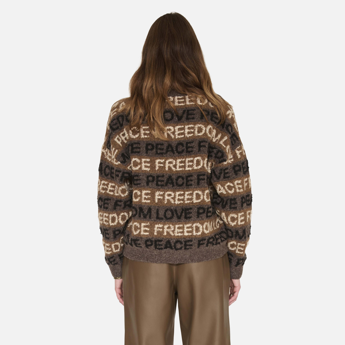 Pull KIONA nuts, MKT STUDIO