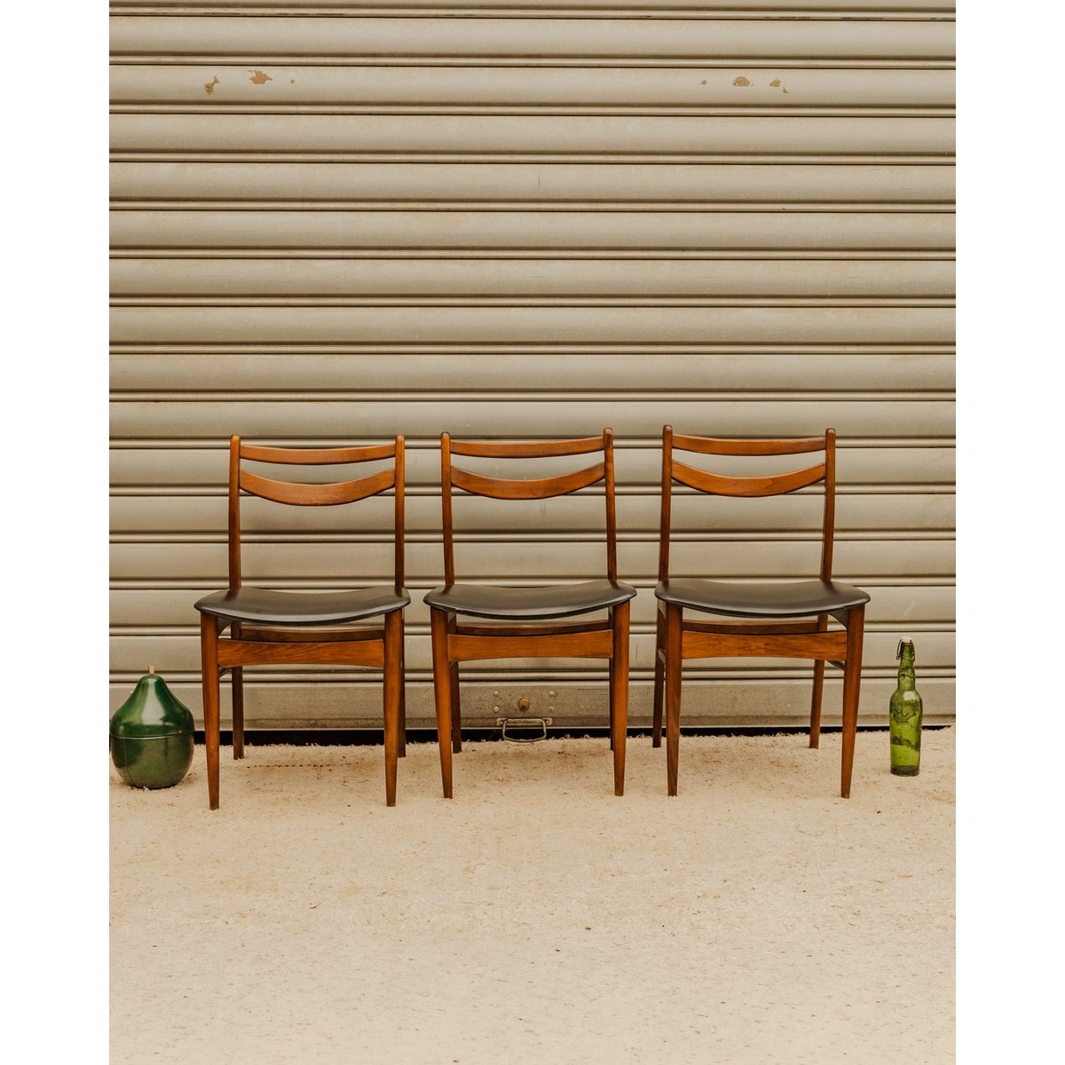 Lot de 3 chaises en bois et cuir noir Alma N°2125 - Bon état bois foncé, DEBONGOUT