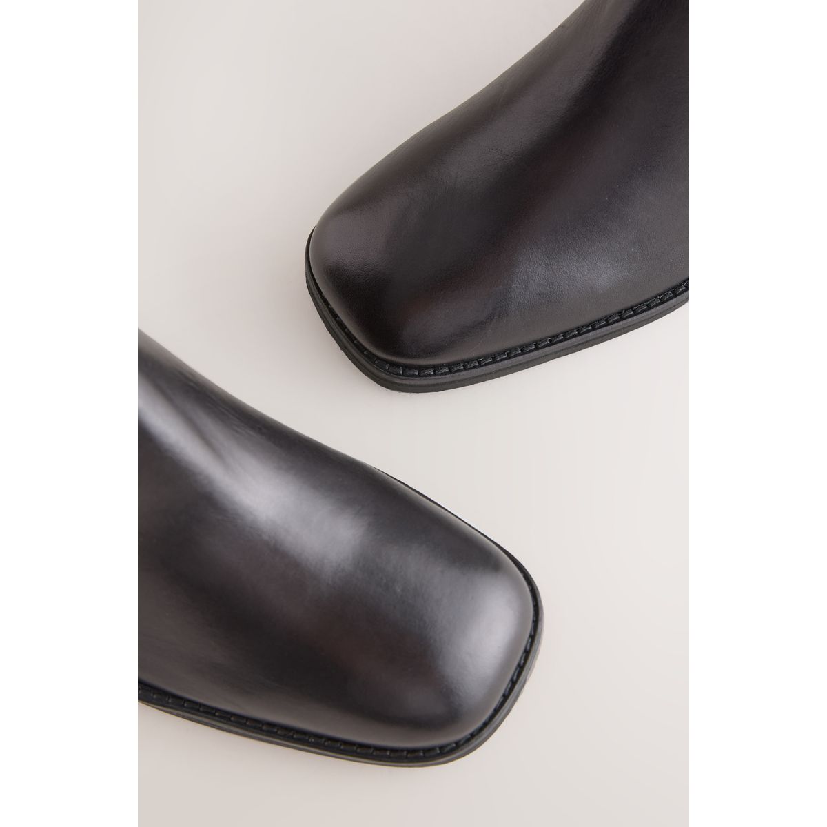Bottines chelsea en cuir à bout carré noir, NEXT