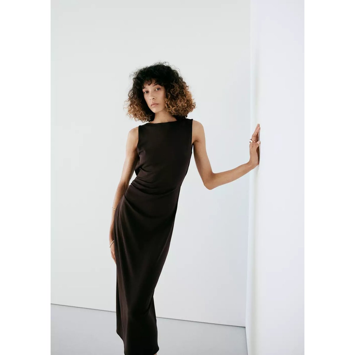 Robe froncée, dos ouvert marron, MANGO