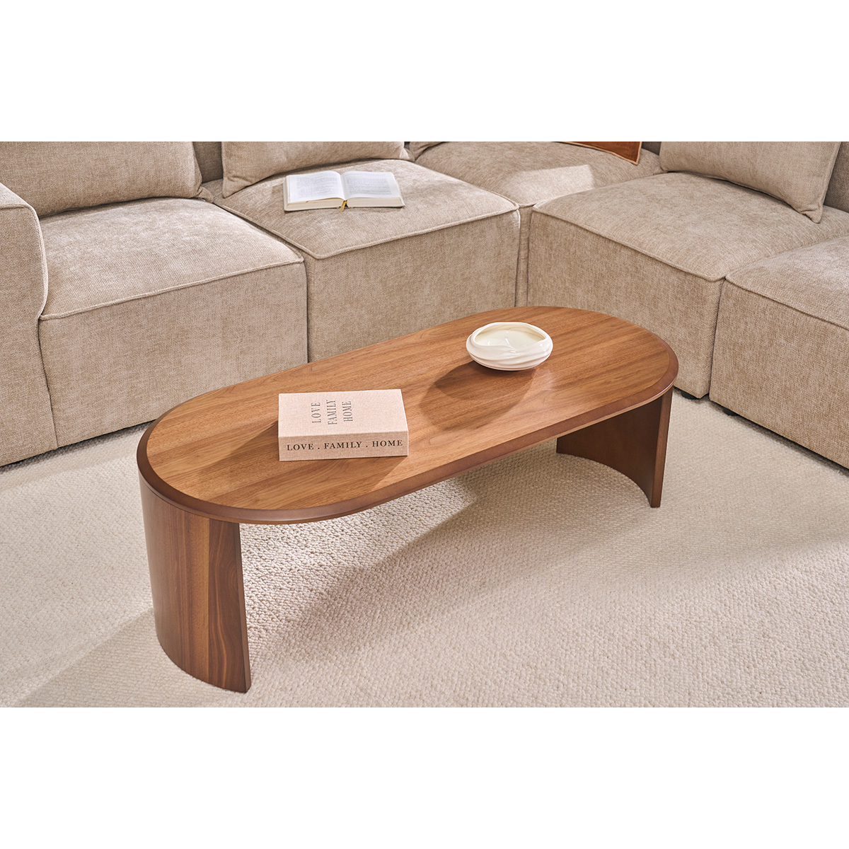 Table basse design ovale en bois foncé noyer L120 cm ASSA couleur unique, MILIBOO