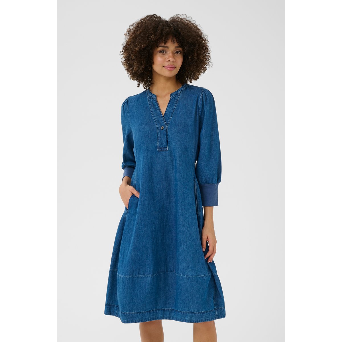 Robe bleu foncé lavé, CULTURE