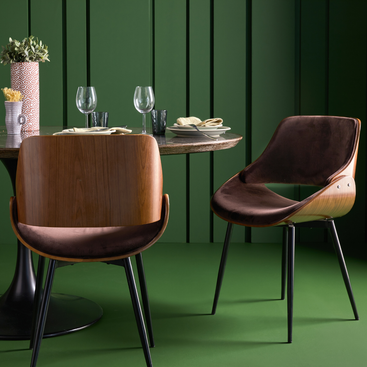 Chaise finition noyer avec assise en velours - Mannix marron, SIGNATURE