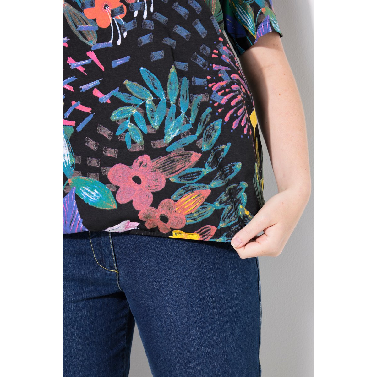 T-shirt à manches courtes et col V. Base noir, ULLA POPKEN