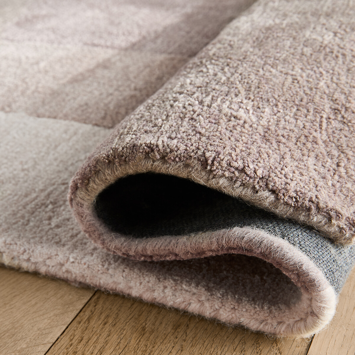 Tapis tufté à la main, en lyocell et laine, LUCE gris rosé, AM.PM