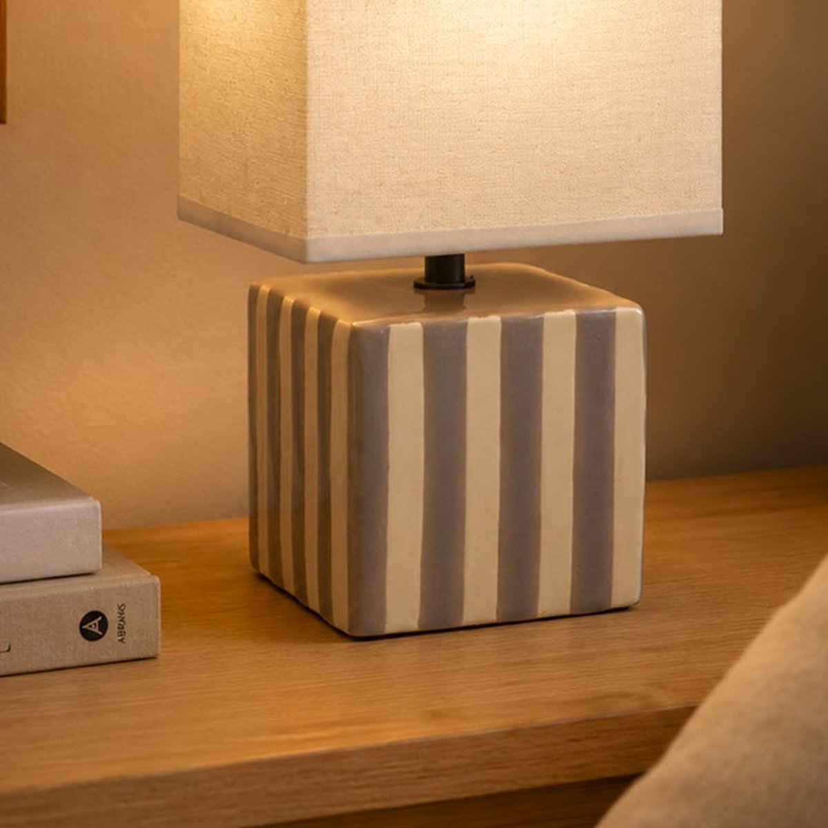 Lampe à poser carrée en céramique rayée grise et blanche 14x14x27.5cm gris, VERSA