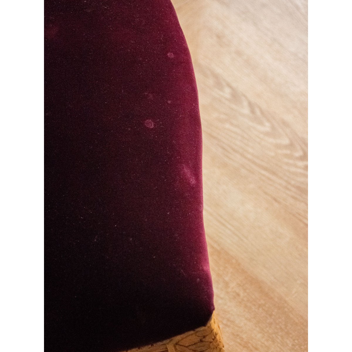 Fauteuil en velours violet Ernest N°689 - Bon état bois clair, DEBONGOUT