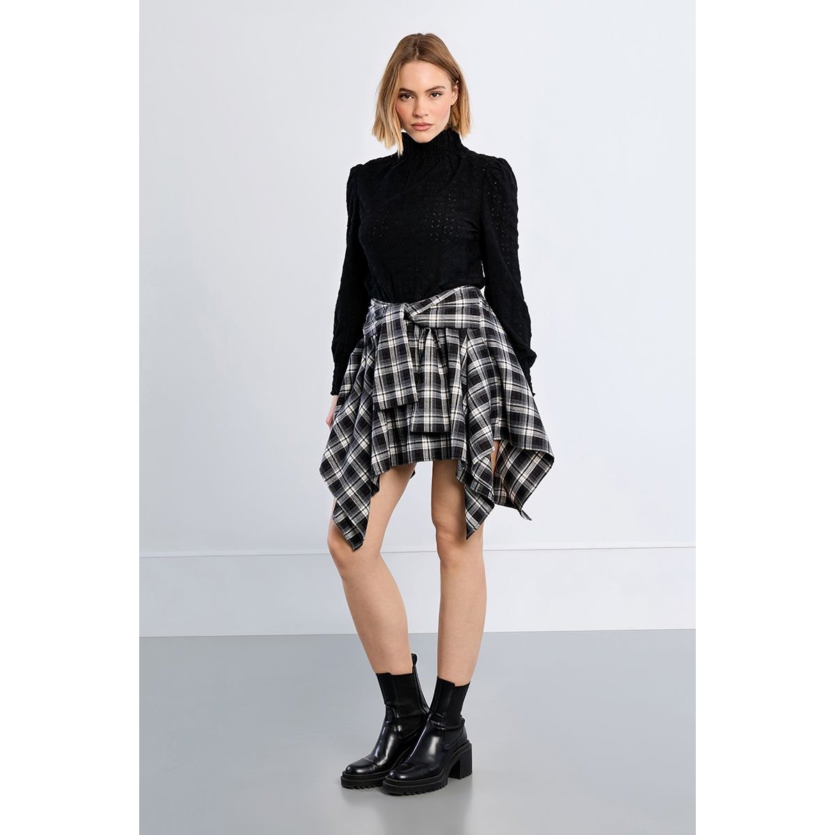 Jupe mini asymétrique, à carreaux noir, LILI SIDONIO