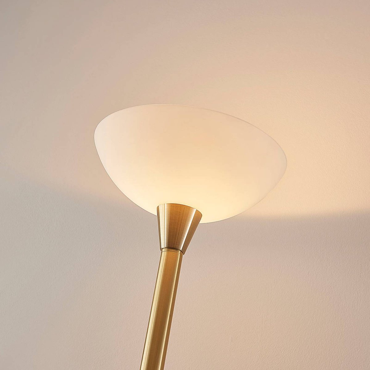 Lampadaire en métal moderne, Ignacia laiton mat, blanc, LINDBY