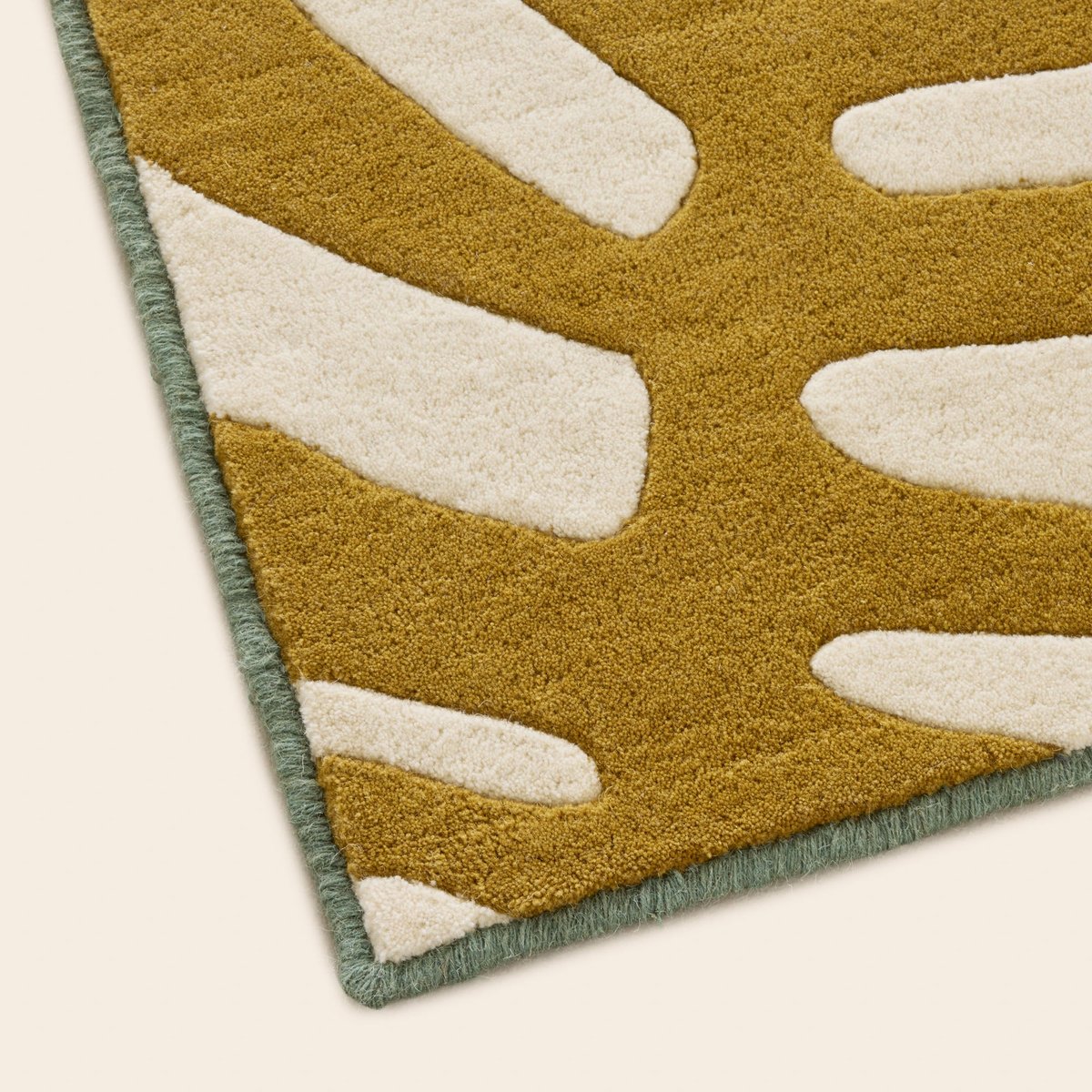 Tapis De Sol en Feuille de palmier en laine TROPI ecru et moutarde, MADURA
