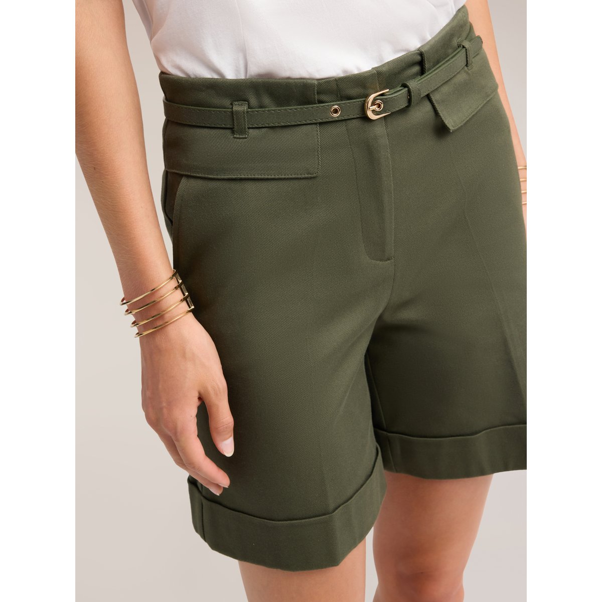 Short taille haute verde militare, MOTIVI