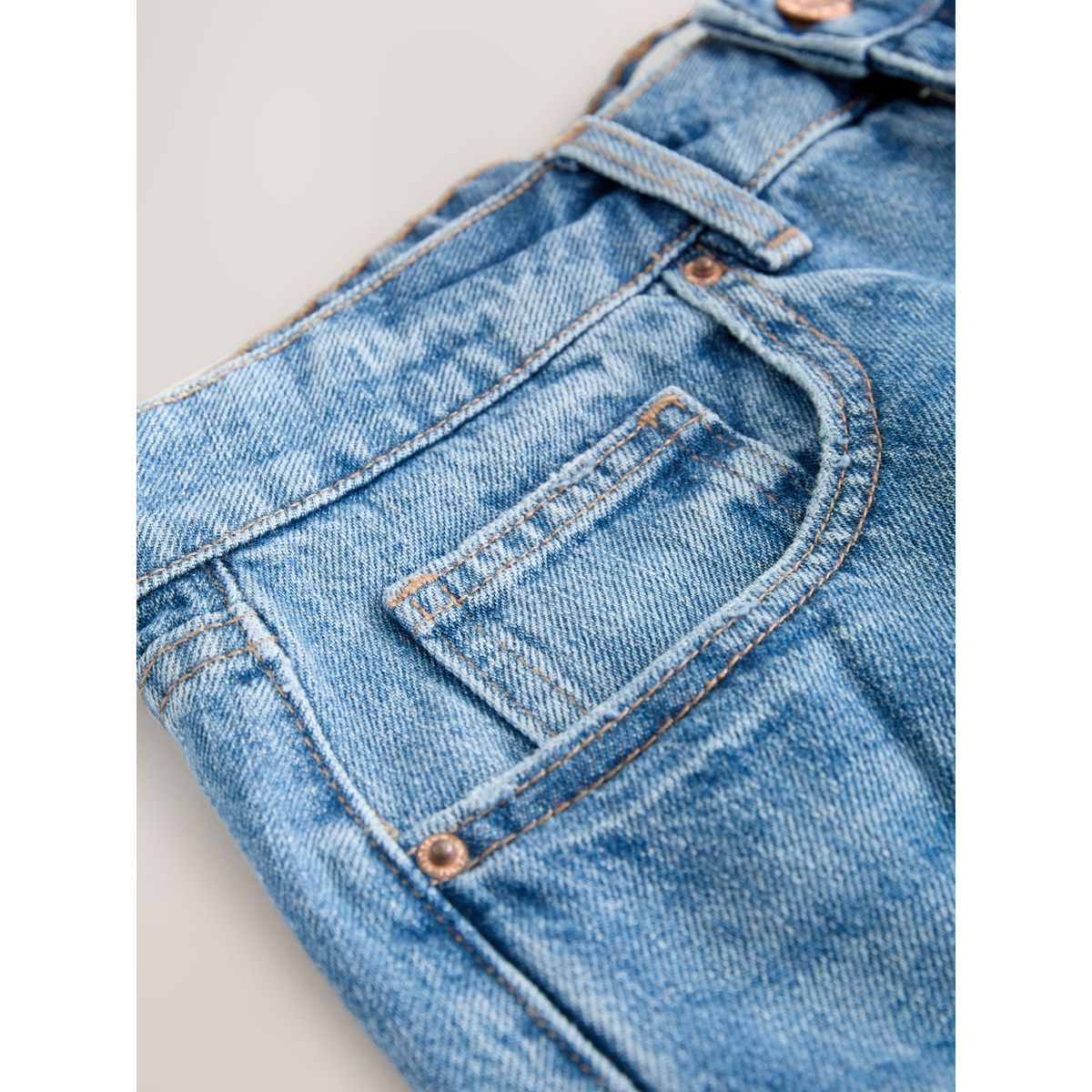 Short en denim taille haute coupe trapèze bleu moyen, NEXT