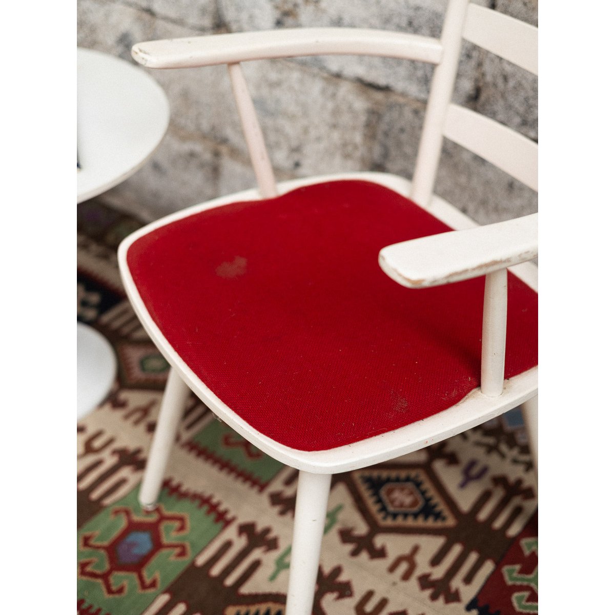 Chaise rouge et blanche Alma N°1724 - Bon état blanc, DEBONGOUT