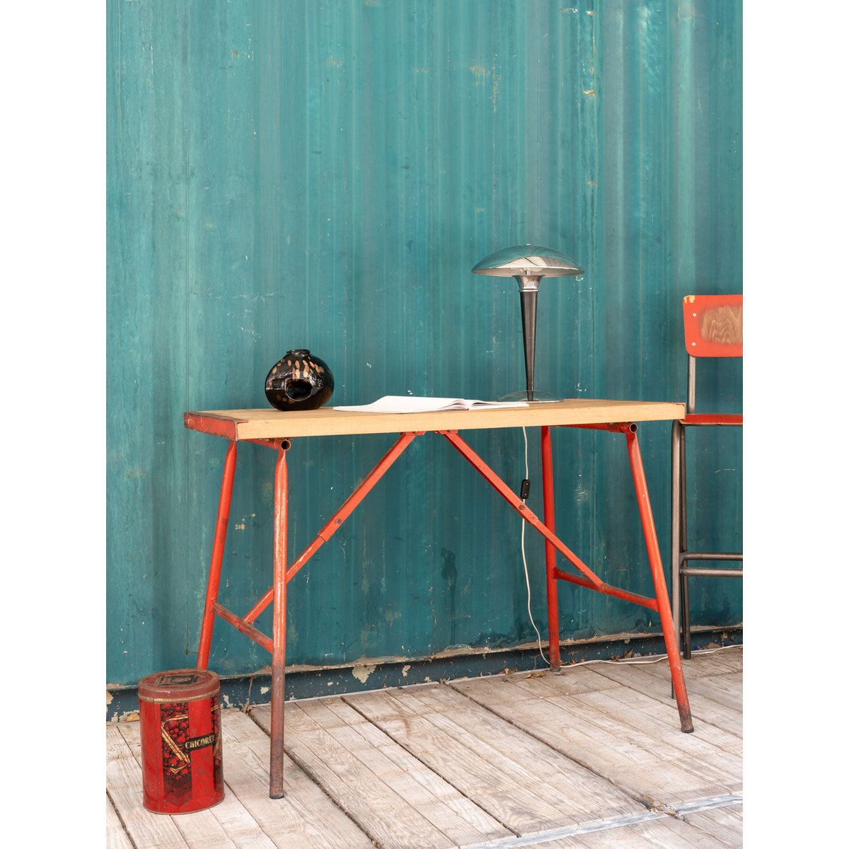Bureau en bois et métal rouge Edouard N°1027 - Bon état bois clair, DEBONGOUT