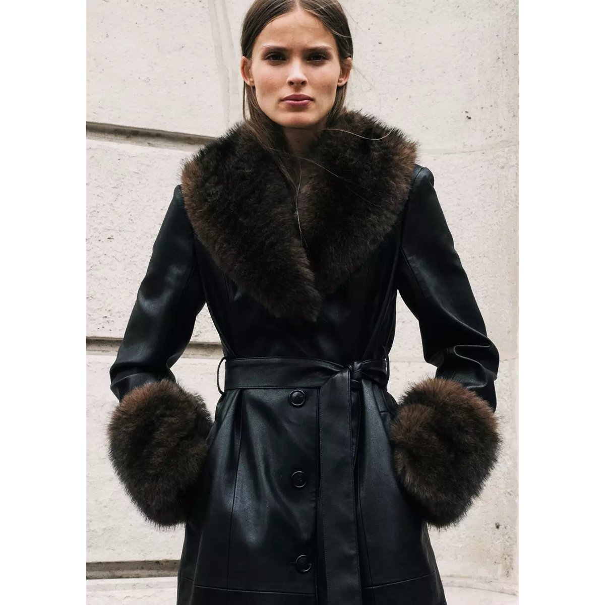 Manteau simili-cuir bordures imitation fourrure noir, MANGO